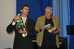 spisovate, autor jednho z najvch romnov modernej slovenskej literatry – Tiscron vela  - pn Peter Jaro